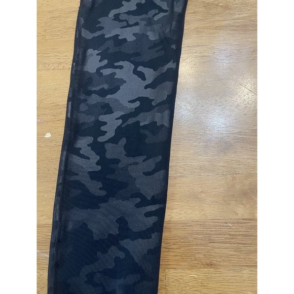 SPANX Look at Me Now Seamless Black Camo Leggings Womens Size Medium - Picture 3 of 8
